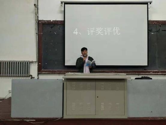 beat3652018级学生学习《哈尔滨商业大学学生手册》年级会纪实