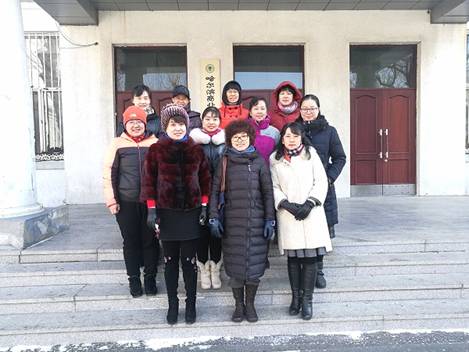 巾帼师生校园行 鲜花笑脸相映红 ——我院举行“迎评促建倒计时,昂扬进取砥砺行”三八系列活动