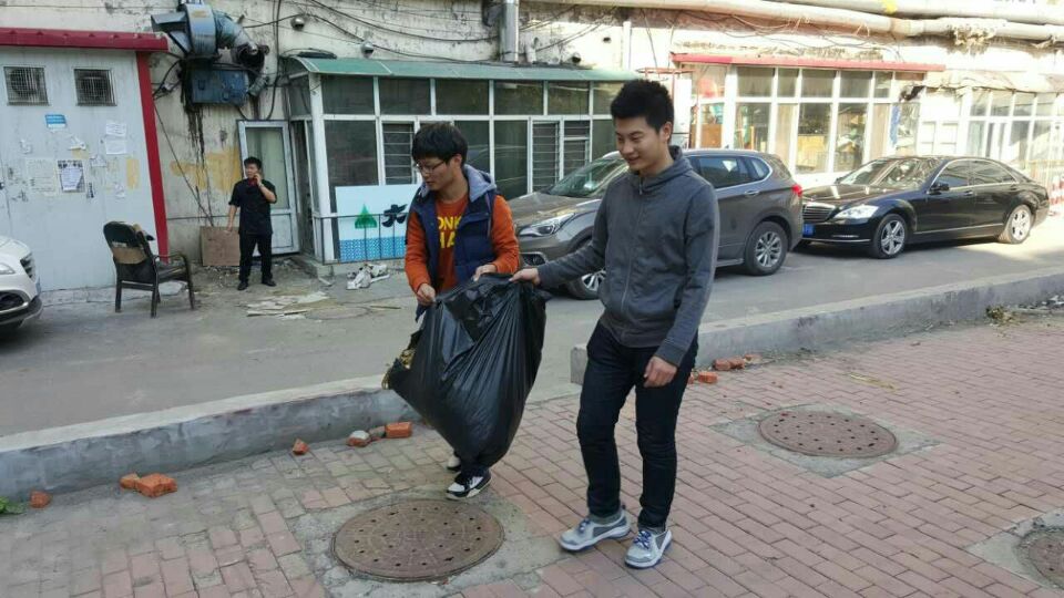 beat365“青马工程”学习实践小组重阳节关爱老人清扫社区活动
