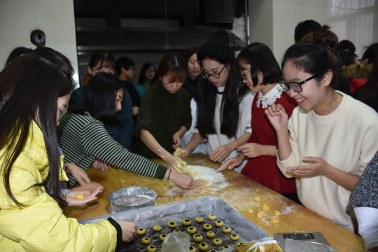 beat365与研究生学院实践技能拓展训练——烘焙体验之旅圆满举行