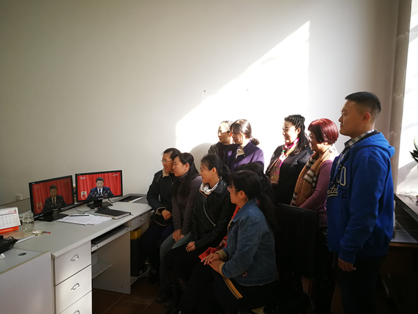 beat365师生集体收看十九大开幕式 热议改革发展